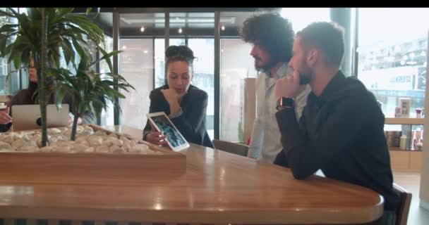 Üzleti Kollégák Dolgoznak Egy Projekten Kávézóban — Stock videók