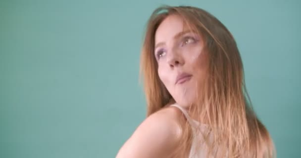 Çekici Güzel Bir Kızın Yakın Portresi Önünde Dans Edip Arkadaşlarıyla — Stok video