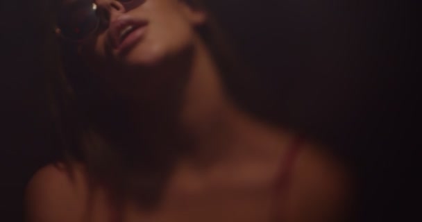 Cool Girl Moviéndose Sexualmente Con Lencería Roja Aislada Cámara Lenta — Vídeo de stock