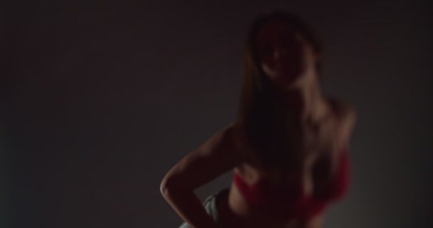 Cool Girl Sujetador Jeans Moviéndose Seductora Cámara Lenta Profundidad Superficial — Vídeo de stock