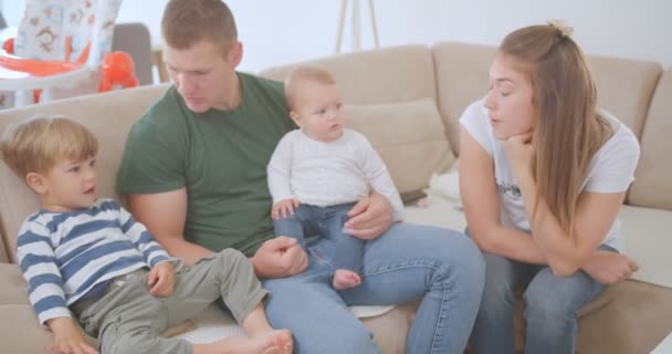Menino Discute Uma Cena Com Seus Pais — Vídeo de Stock