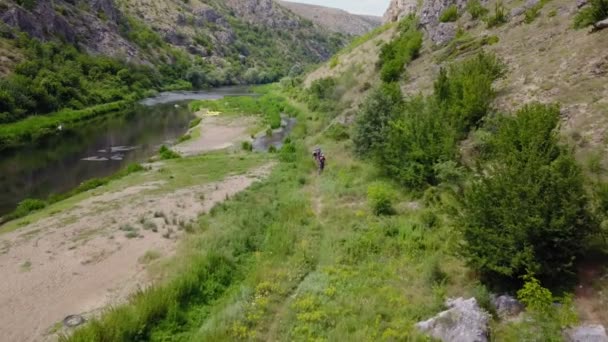 Baráti Társaság Lehajol Hogy Megváltoztassa Útvonalát Miközben Átáll Másik Oldalra — Stock videók