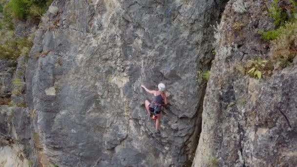 Sportif Kız Bir Strateji Düşünürken Yüksek Tepeye Tırmanmaya Çalışıyor — Stok video