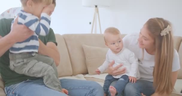 Bambini Sono Seduti Grembo Loro Genitori Sono Assonnati — Video Stock