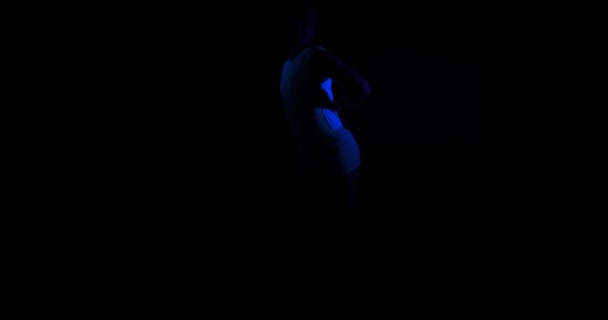 Bărbatul Dansator Distrează Prin Dans Studio Lumini Led Ultraviolete — Videoclip de stoc