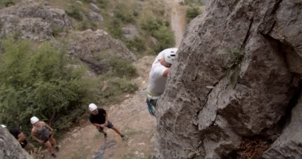 Yakışıklı Formda Olan Adam Tırmanışçılar Için Kayayı Hazırlarken Ekipmansız Tırmanıyor — Stok video