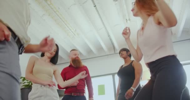 多人種間のビジネスの人々が踊っているとスローモーションで彼らの成功したプレゼンテーションを祝う — ストック動画