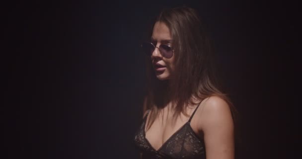 Menina Legal Dançando Sedutoramente Vestindo Lingerie Preta Isolada Preto Câmera — Vídeo de Stock