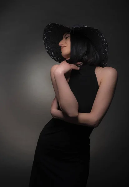 Mujer Graciosa Está Sonriendo Posando Vestido Negro Sombrero Negro Estudio — Foto de Stock