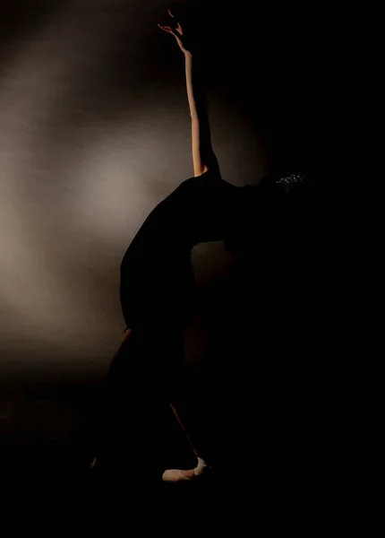Elegáns Sziluett Pózol Stúdióban Miközben Fekete Ruhát Kalapot Visel — Stock Fotó