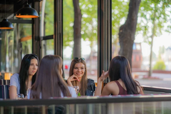 Cuatro Chicas Increíbles Atractivas Están Sonriendo Mientras Hablan Salón Uñas —  Fotos de Stock