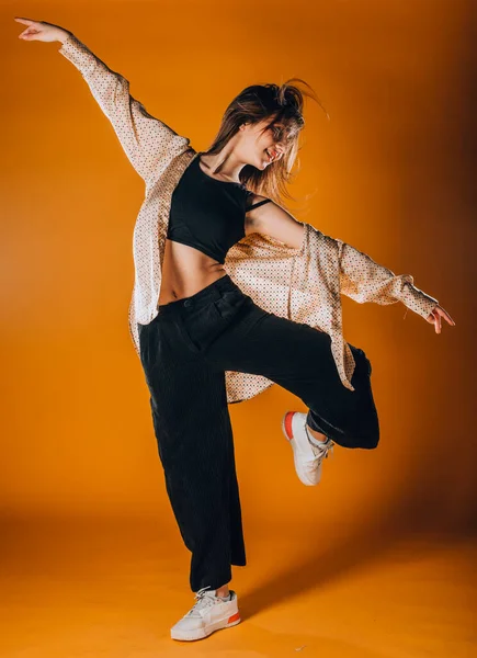 Genç Dansçı Çağdaş Dans Pratiği Yapıyor — Stok fotoğraf
