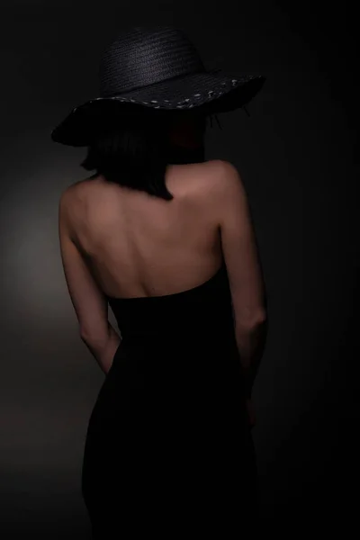 Chica Misteriosa Atractiva Estudio Posando Vestido Negro Sombrero — Foto de Stock