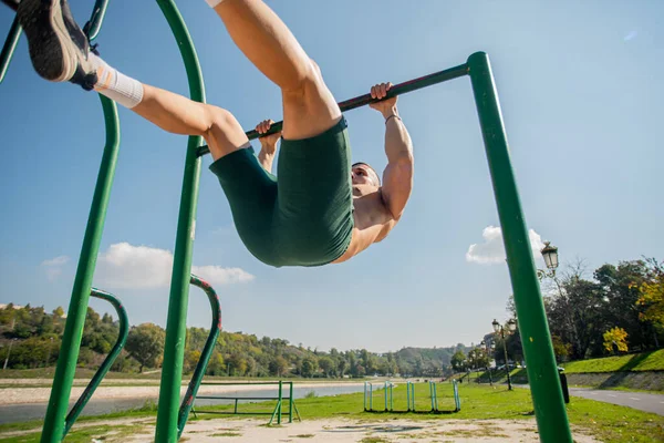 Atractivo Adn Guapo Fuerte Chico Está Balanceándose Barra Entrenamiento Mientras —  Fotos de Stock