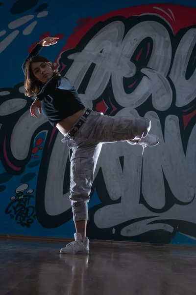 Sylwetka Młodej Kobiety Tancerki Hiphop Breakdancer Tańczącej Tle Studia Graffiti — Zdjęcie stockowe