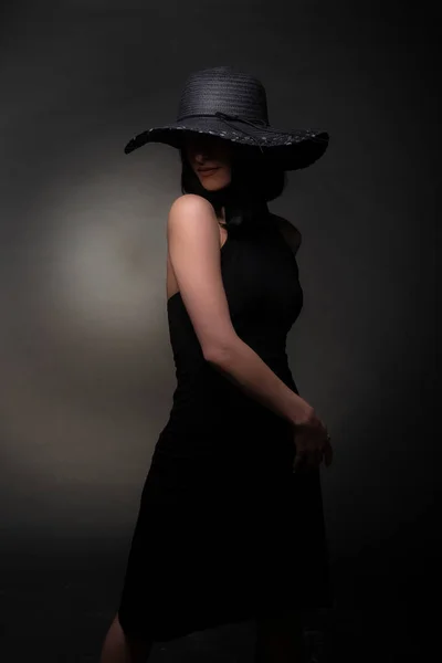 Elegante Mujer Vestida Con Vestido Negro Está Escondiendo Cara Con — Foto de Stock