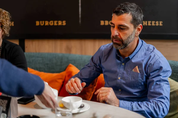 Dos Increíbles Hermosos Empresarios Adultos Están Hablando Sobre Negocio Cafetería — Foto de Stock