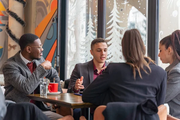 Multiraciale Zakenmensen Hebben Een Serieuze Discussie Bedrijfsplannen Ideeën Terwijl Zitten — Stockfoto