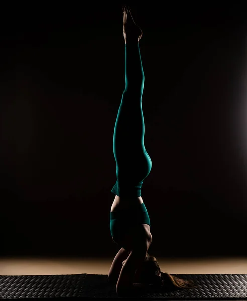 Silhueta Menina Atraente Bonita Está Equilibrando Sua Cabeça Com Pernas — Fotografia de Stock