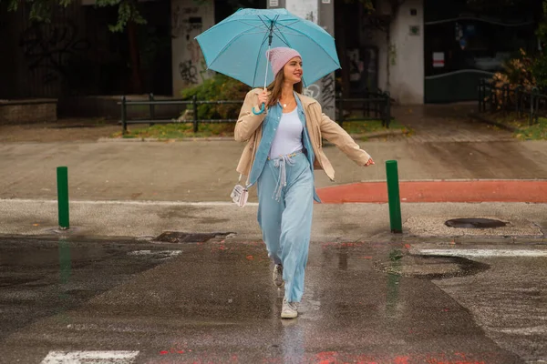 Çekici Güzel Kız Yağmur Altında Karşıdan Karşıya Geçerken Gülümsüyor Mutlu — Stok fotoğraf