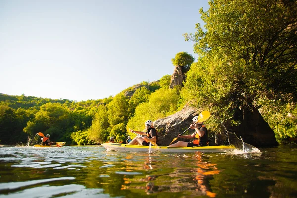 Los Kayakistas Mayores Jóvenes Están Haciendo Kayak Juntos Parejas Mientras —  Fotos de Stock