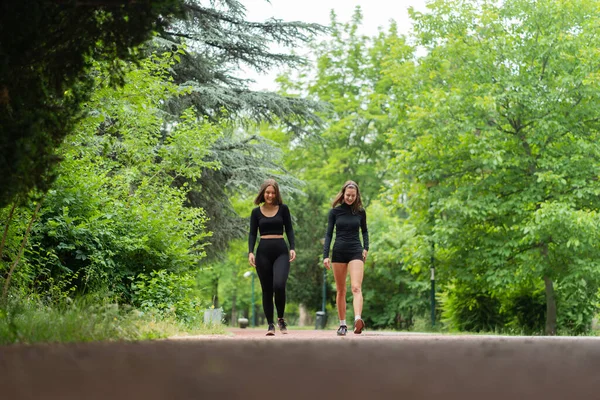 Zwei Attraktive Junge Mädchen Lächeln Und Reden Beim Gehen — Stockfoto