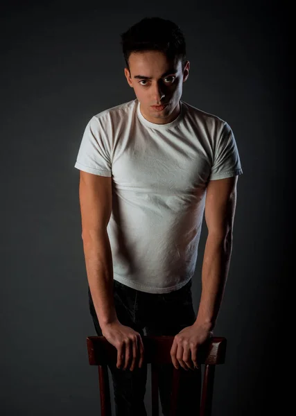 Portrét Mladého Atraktivního Muže Oblečeného Bílém Tričku — Stock fotografie