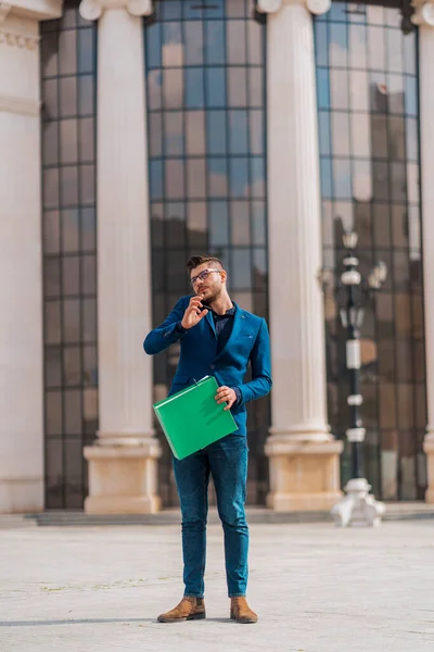 Glücklicher Erfolgreicher Junger Geschäftsmann Mit Seinem Handy — Stockfoto