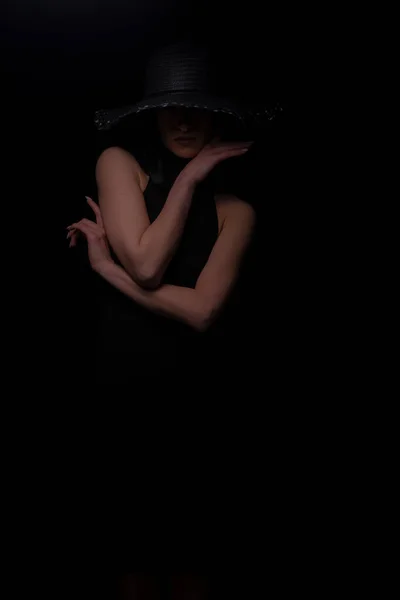 Mystérieuse Fille Pose Parfaitement Avec Ses Bras Robe Noire — Photo