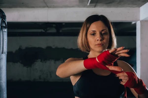 Retrato Cerca Una Hermosa Morena Haciendo Sus Vendajes Boxeo Rojo — Foto de Stock