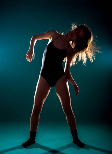 Танцювальні Рухи Виконанні Акробатичної Гнучкої Танцівниці — стокове фото