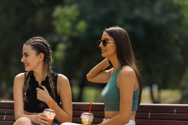 Nahaufnahme Von Zwei Jungen Freundinnen Die Auf Einer Bank Sommerpark — Stockfoto