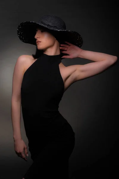 Çekici Kız Sette Siyah Elbisesiyle Şehvetli Davranıyor — Stok fotoğraf