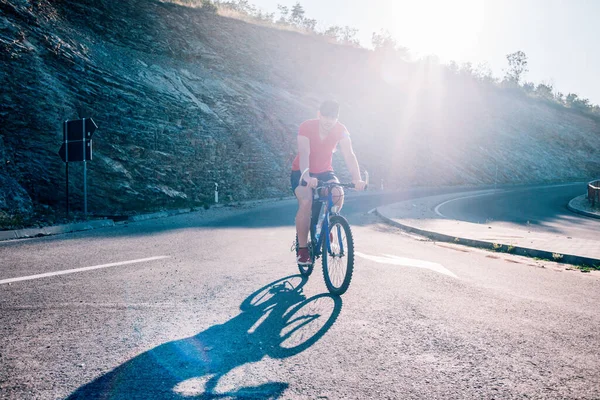 Přizpůsobit Mužský Cyklista Kole Asfaltové Silnici Při Západu Slunce Zatímco — Stock fotografie