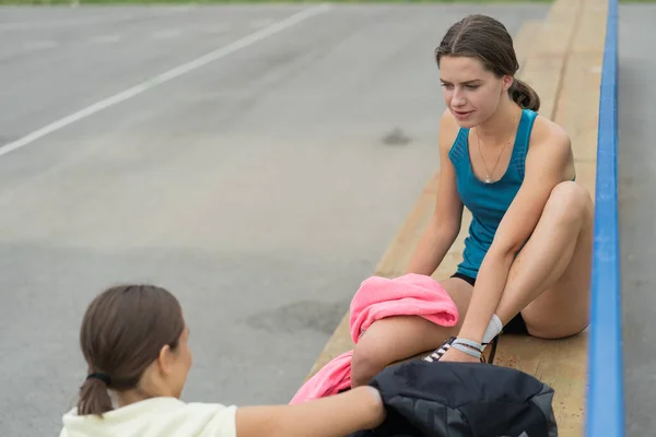 Två Vackra Unga Flickvänner Pratar Medan Avslutar Sin Träning — Stockfoto