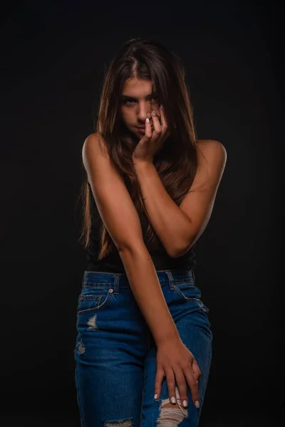 Schöne Und Attraktive Mädchen Posiert Studio Auf Grauem Hintergrund Während — Stockfoto