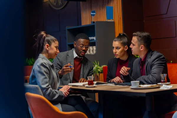 Groep Van Multiraciale Zakenmensen Voeren Een Gesprek Het Bedrijf — Stockfoto