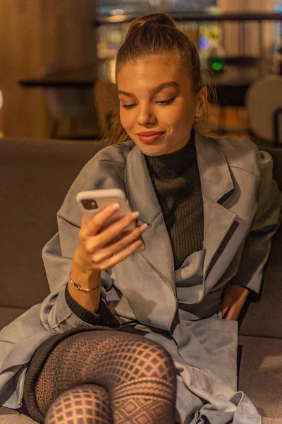 Schöne Mädchen Überprüft Ihr Handy Während Sie Mit Ihren Frineds — Stockfoto