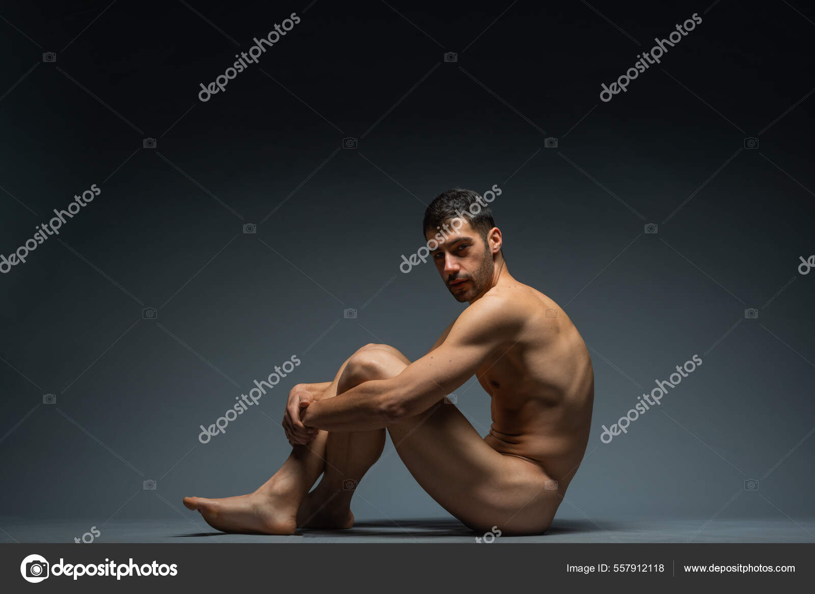 裸照 男模的时尚裸照形象迷人的男模孤零零地坐在工作室的地板上——图库图片© gorgev #557912118