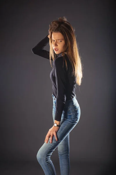 Модная Молодая Женщина Черном Рулоне Шеи Позирует Изолированно Темном Фоне — стоковое фото