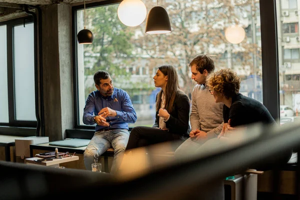 Skupina Úžasných Obchodníků Mluví Něčem Vážném Kavárně Zatímco Sedí Diskutují — Stock fotografie
