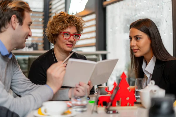 Guapo Atractivo Joven Empresario Está Mostrando Los Planes Las Ideas — Foto de Stock