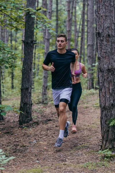 Jong Atletisch Paar Loopt Buiten Bosrijke Bosrijke Omgeving — Stockfoto