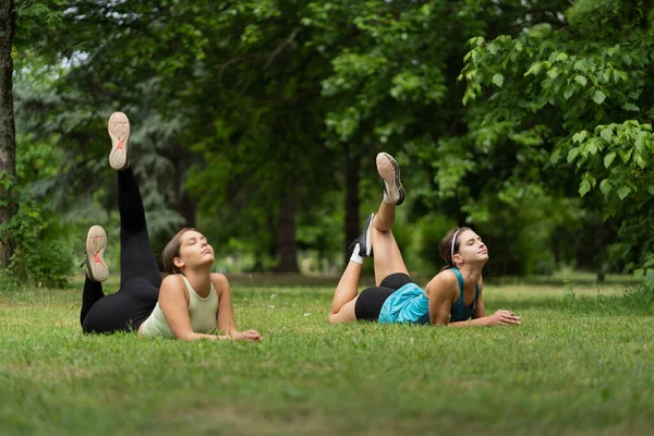 Två Söta Och Vackra Flickor Gör Några Yogaposer — Stockfoto