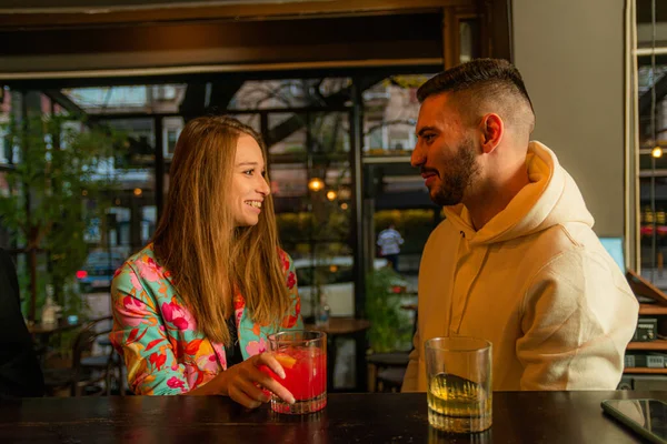 Increíble Atractiva Pareja Joven Está Hablando Bebiendo —  Fotos de Stock