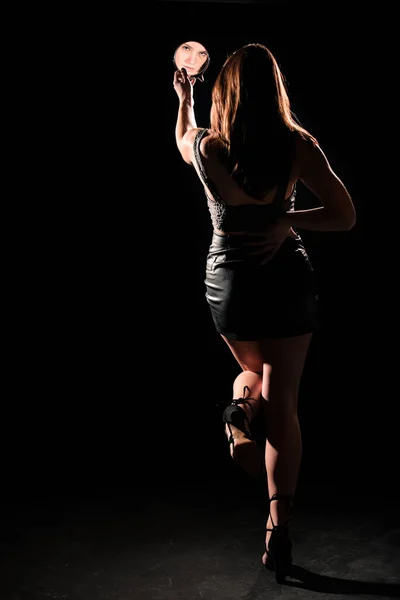 黒のかかとと黒の革のスカートに身を包んだスタイリッシュな女性のショット — ストック写真