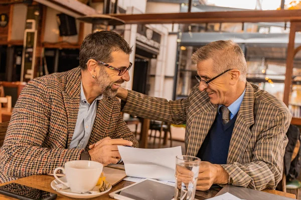 Δύο Ανώτεροι Και Όμορφοι Επιχειρηματίες Γράφουν Σχέδια Ενώ Χαμογελούν — Φωτογραφία Αρχείου