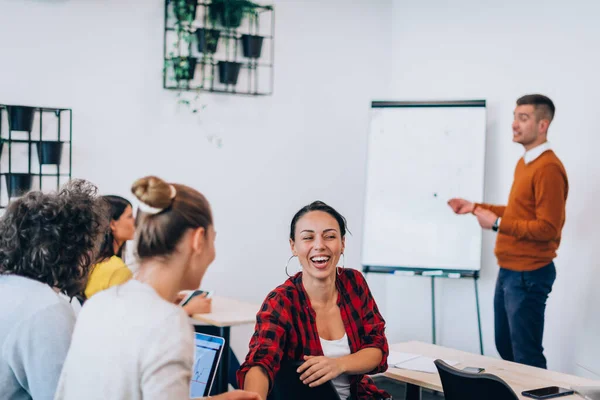 Multietnisk Business Team Brainstorming Och Diskutera Nya Projektidéer — Stockfoto