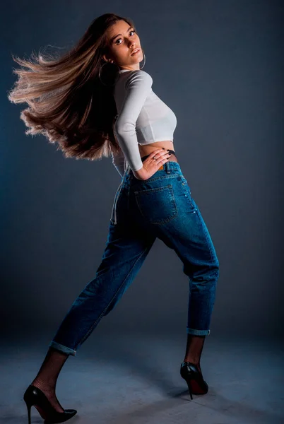 Porträt Einer Attraktiven Stylischen Frau Die Vor Dunklem Hintergrund Posiert — Stockfoto