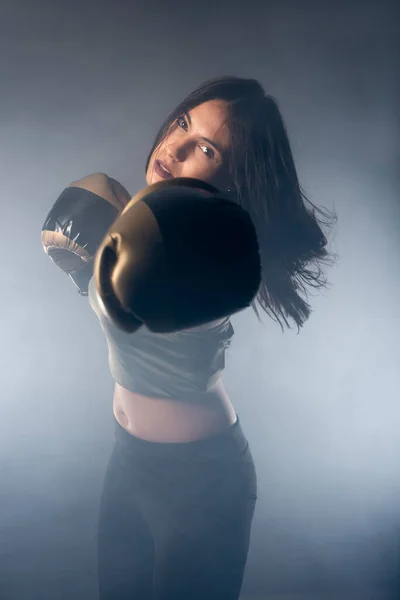 Туманне Зображення Молодої Сексуальної Жінки Боксера Ударяє Прямим Ударом Боксерськими — стокове фото